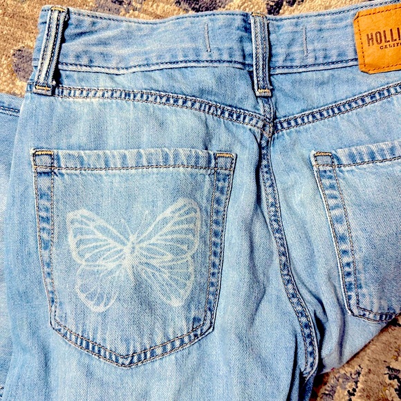 Hollister Ultra High Rise Baggy Jeans with Butterfly Design W 24R - Picture 4 of 5